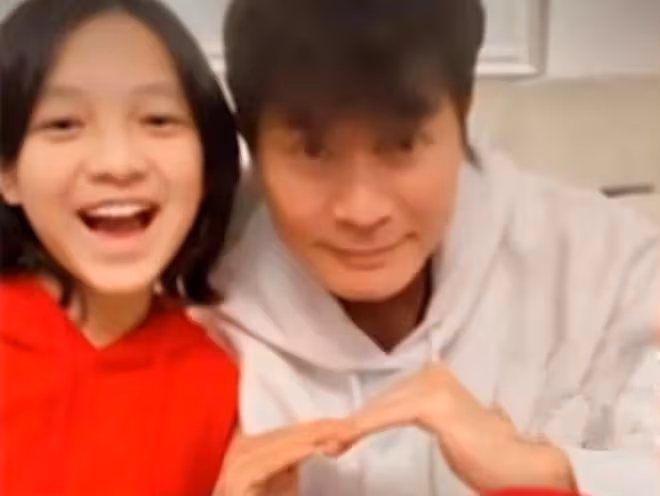 郭晉安與女兒同框迎新年！11歲愛女顏值高像老爸，比心賣萌太可愛