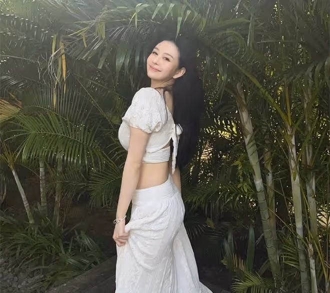 邱淑貞大女兒出國度假，穿露臍裝秀豐滿身材，21歲越來越有女人味