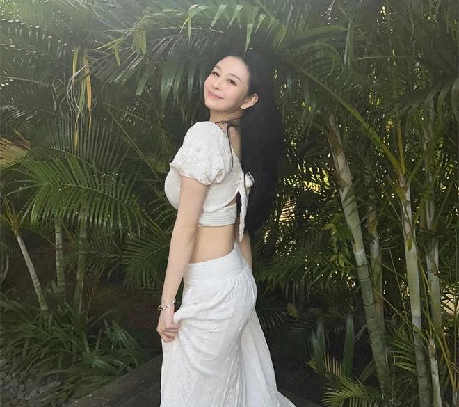 邱淑貞大女兒出國度假,穿露臍裝秀豐滿身材,21歲越來越有女人味
