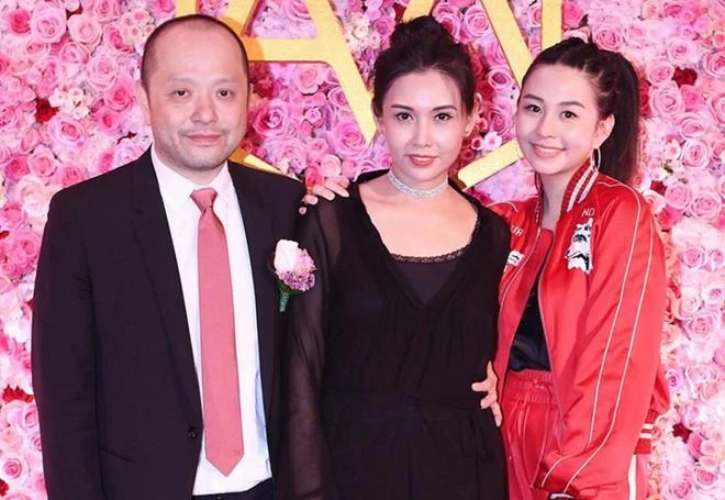 邱淑貞大女兒出國度假,穿露臍裝秀豐滿身材,21歲越來越有女人味