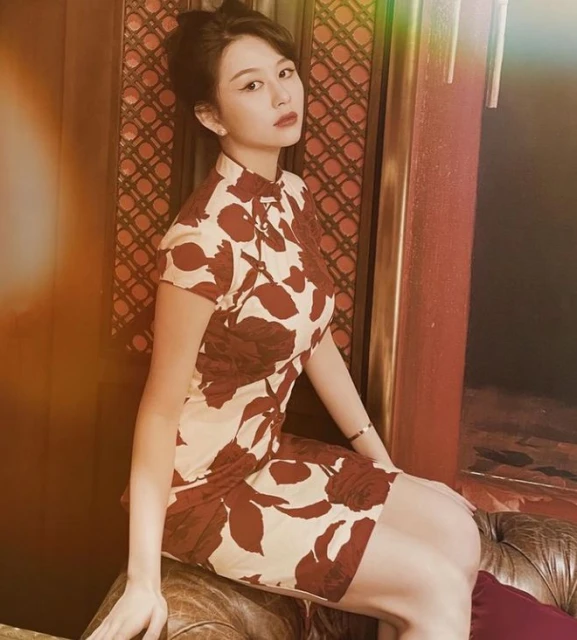 邱淑貞大女兒出國度假,穿露臍裝秀豐滿身材,21歲越來越有女人味
