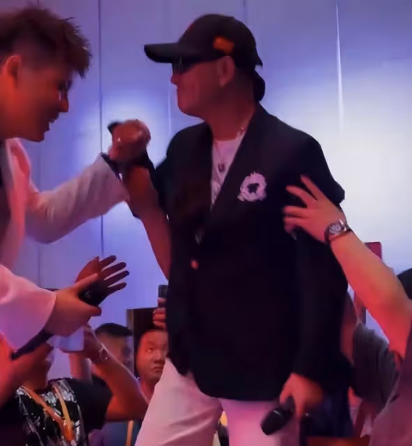 萬梓良現狀不樂觀：演出半小時氣喘吁吁，身形消瘦險些摔倒