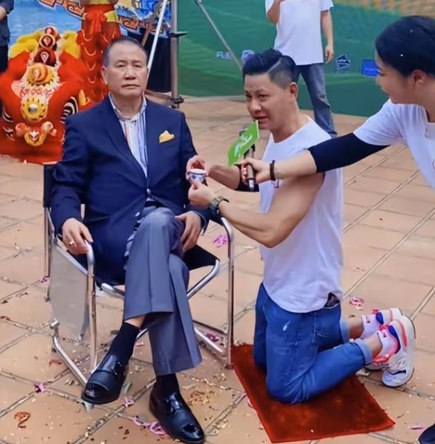 萬梓良現狀不樂觀：演出半小時氣喘吁吁，身形消瘦險些摔倒