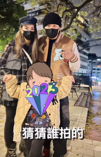 周杰倫新年帶妻兒逛街，7歲小周周為家人拍照，牽手爸爸身高矚目