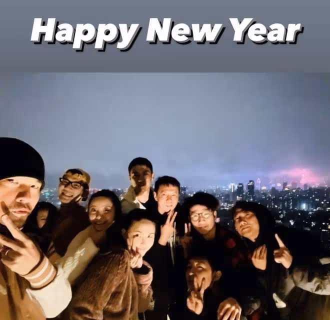 周杰倫新年帶妻兒逛街，7歲小周周為家人拍照，牽手爸爸身高矚目