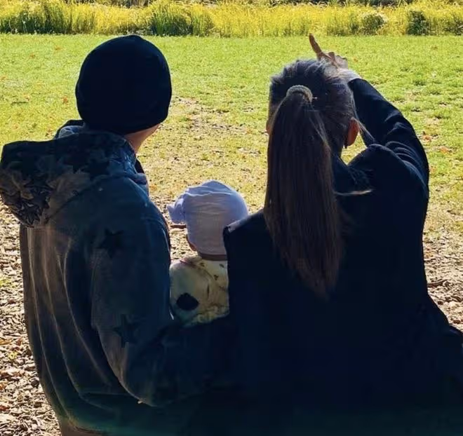 周杰倫新年帶妻兒逛街，7歲小周周為家人拍照，牽手爸爸身高矚目
