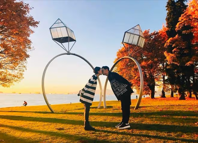 周杰倫新年帶妻兒逛街，7歲小周周為家人拍照，牽手爸爸身高矚目