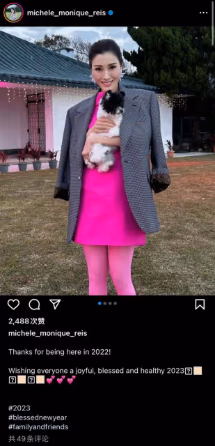 李嘉欣新年首曬全家福，挑戰芭比粉顯年輕，兒子未繼承媽媽高顏值
