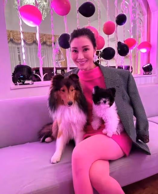 李嘉欣新年首曬全家福，挑戰芭比粉顯年輕，兒子未繼承媽媽高顏值