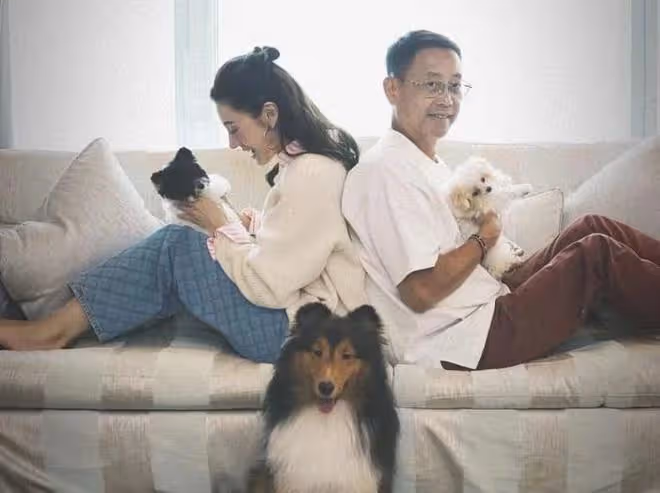李嘉欣新年首曬全家福，挑戰芭比粉顯年輕，兒子未繼承媽媽高顏值