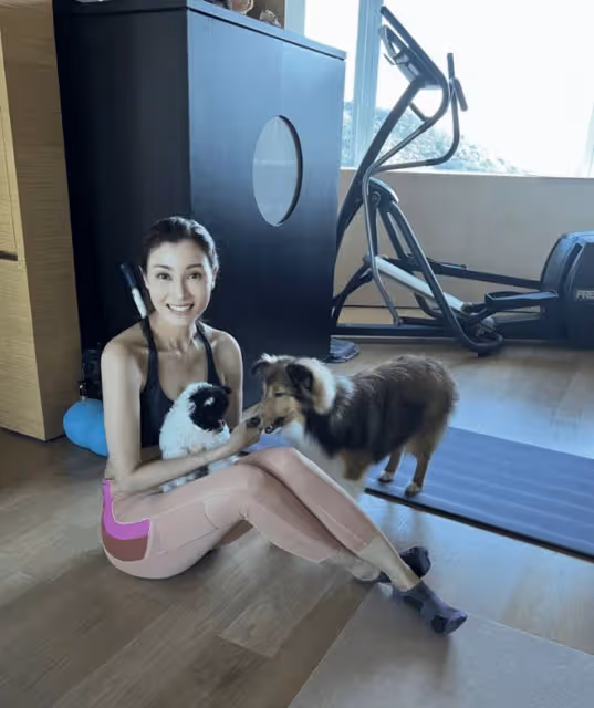 李嘉欣新年首曬全家福，挑戰芭比粉顯年輕，兒子未繼承媽媽高顏值