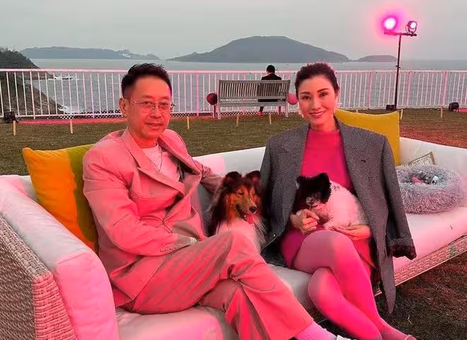 李嘉欣新年首曬全家福，挑戰芭比粉顯年輕，兒子未繼承媽媽高顏值