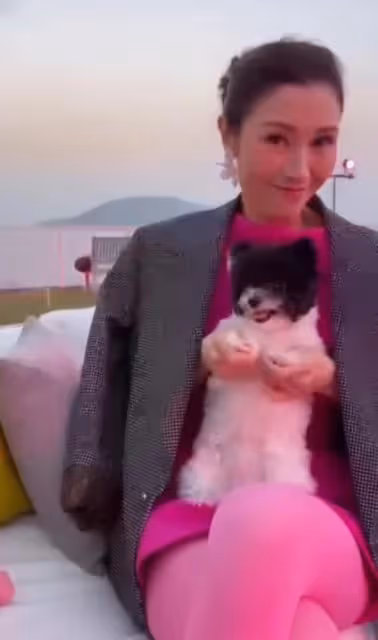 李嘉欣新年首曬全家福，挑戰芭比粉顯年輕，兒子未繼承媽媽高顏值