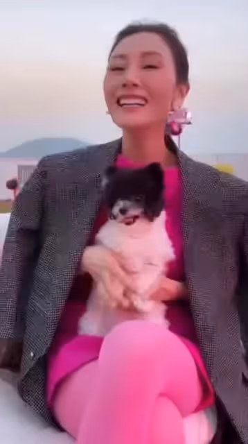 李嘉欣新年首曬全家福，挑戰芭比粉顯年輕，兒子未繼承媽媽高顏值