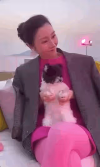 李嘉欣新年首曬全家福，挑戰芭比粉顯年輕，兒子未繼承媽媽高顏值