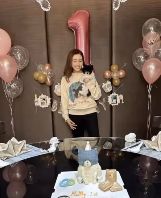 李嘉欣新年首曬全家福，挑戰芭比粉顯年輕，兒子未繼承媽媽高顏值