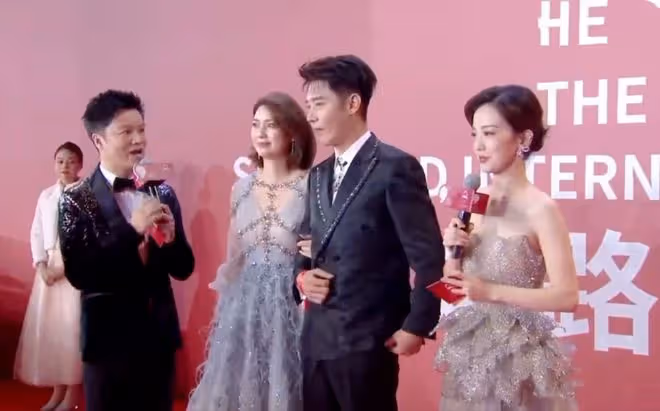 張丹峰洪欣合體挽手走紅毯，不受風波影響，互喊太太老公恩愛如初
