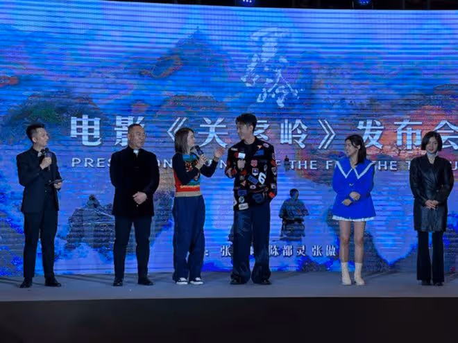 張丹峰洪欣合體挽手走紅毯，不受風波影響，互喊太太老公恩愛如初