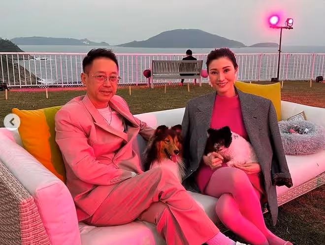 李嘉欣在豪宅內迎新年：全家穿粉色衣服合影，兒子許建彤很帥氣