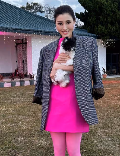 李嘉欣在豪宅內迎新年：全家穿粉色衣服合影，兒子許建彤很帥氣