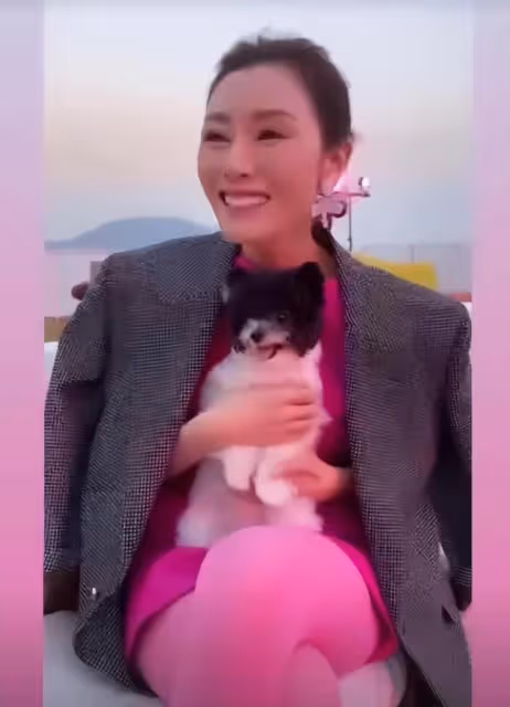 李嘉欣在豪宅內迎新年：全家穿粉色衣服合影，兒子許建彤很帥氣