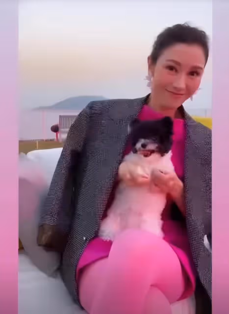 李嘉欣在豪宅內迎新年：全家穿粉色衣服合影，兒子許建彤很帥氣