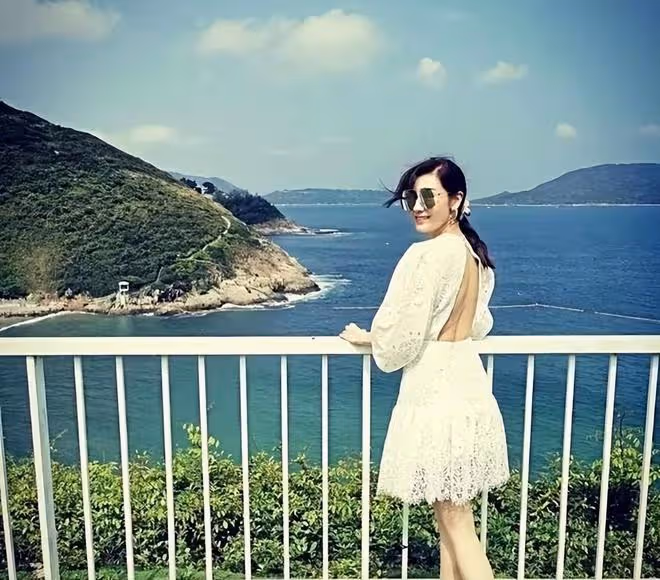 李嘉欣在豪宅內迎新年：全家穿粉色衣服合影，兒子許建彤很帥氣