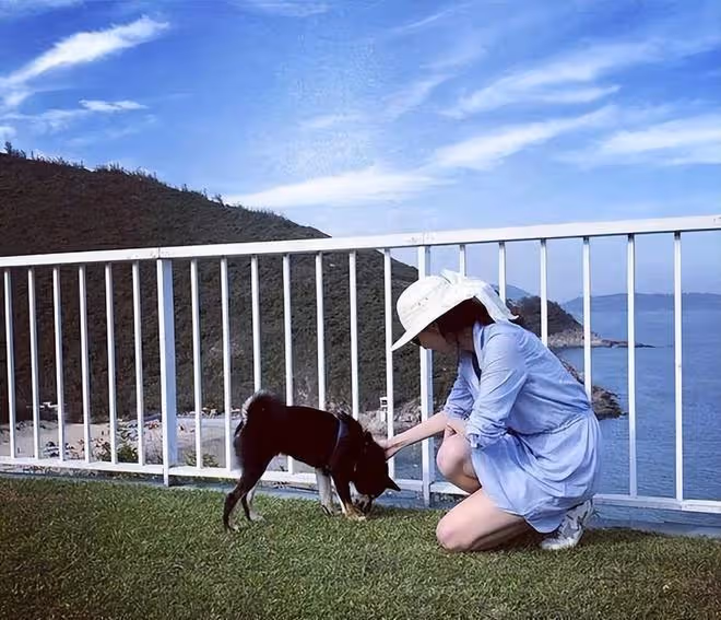 李嘉欣在豪宅內迎新年：全家穿粉色衣服合影，兒子許建彤很帥氣