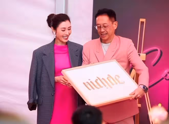 李嘉欣一家20億豪宅開派對！11歲兒子氣質憨厚，侄媳穿短裙秀美腿
