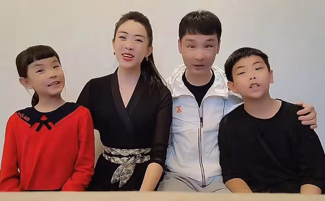 劉和剛一家合唱迎新年！教授妻子穿國風禮服好驚艷，子女可愛像爸