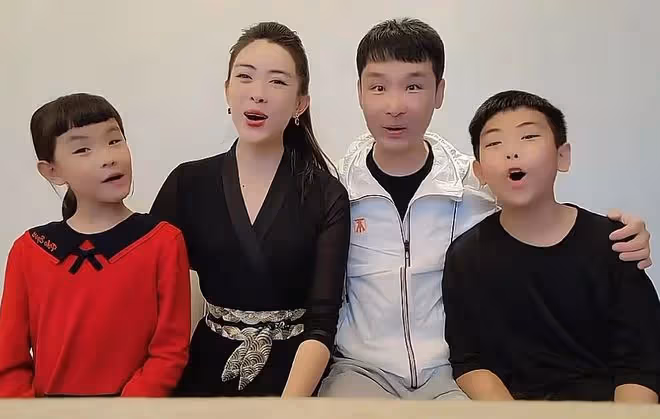 劉和剛一家合唱迎新年！教授妻子穿國風禮服好驚艷，子女可愛像爸