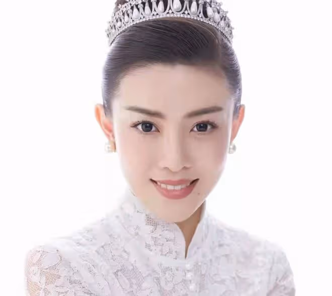 劉和剛一家合唱迎新年！教授妻子穿國風禮服好驚艷，子女可愛像爸