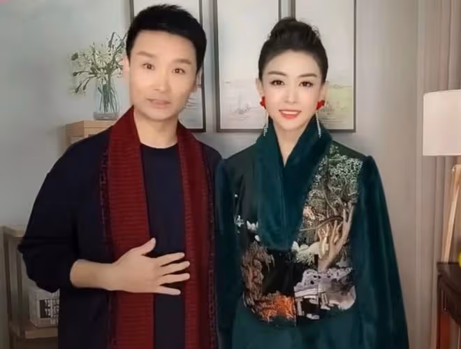 劉和剛一家合唱迎新年！教授妻子穿國風禮服好驚艷，子女可愛像爸