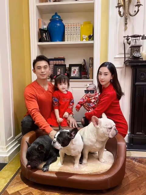 暗示婚變？賈曉晨發文慶結婚7周年，樊少皇卻轉發稱我們要離婚了