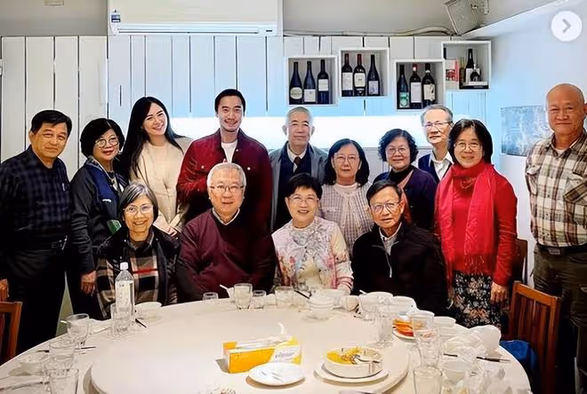 賴弘國新年全家聚餐，妻子Alice長相出眾，一桌美食相當豪橫