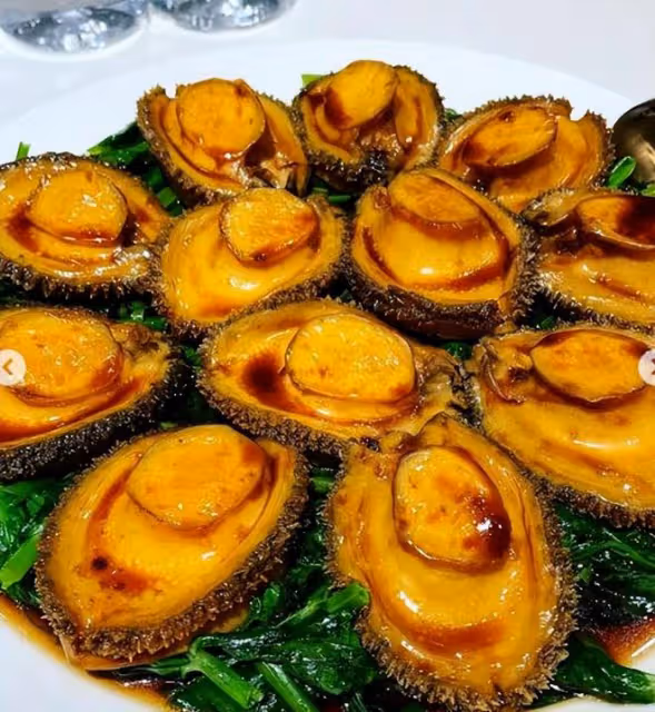 賴弘國新年全家聚餐，妻子Alice長相出眾，一桌美食相當豪橫