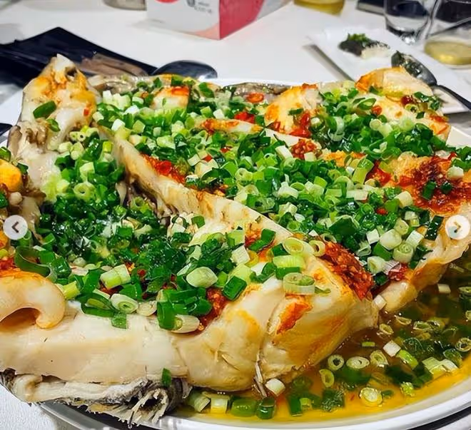 賴弘國新年全家聚餐，妻子Alice長相出眾，一桌美食相當豪橫