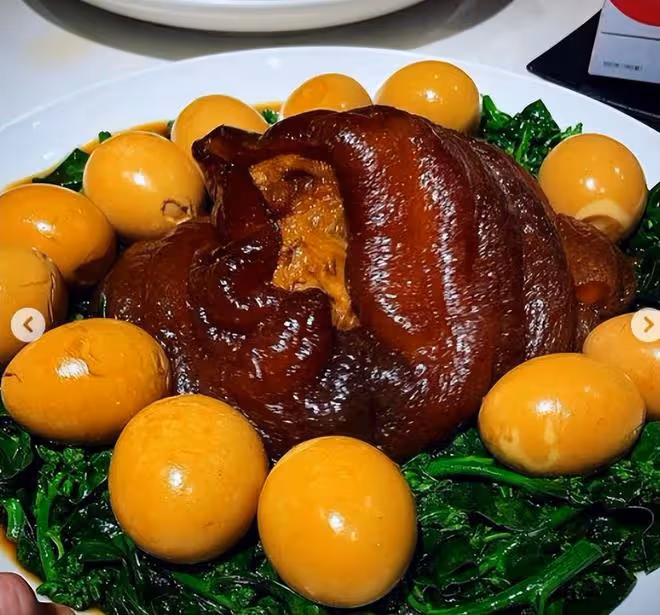 賴弘國新年全家聚餐，妻子Alice長相出眾，一桌美食相當豪橫