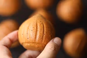 帶皮栗子瑪德琳（橙皮巧克力外殼+焦糖咖啡蛋糕體）
