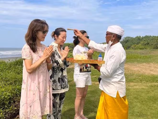 61歲楊紫瓊回馬來西亞跨年，帶法拉利總裁男友聚會，二人感情穩定