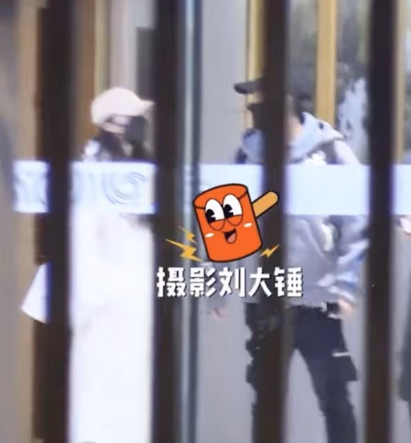 44歲陳思誠攜23歲女友回京，兩人感情穩定，此前同在海南工作度假