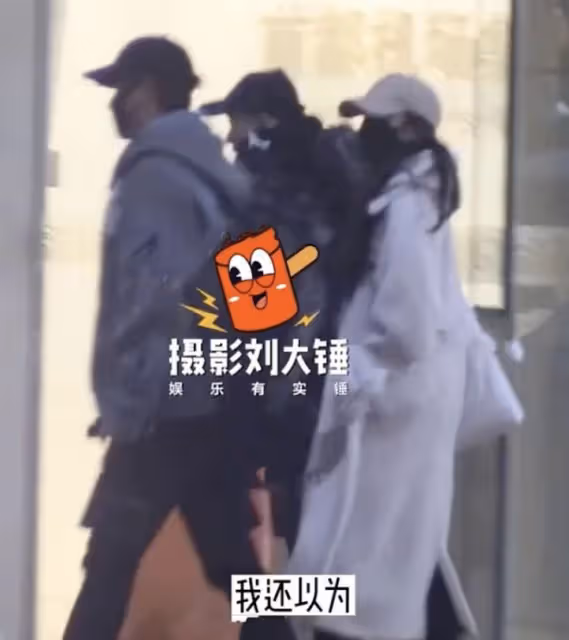 44歲陳思誠攜23歲女友回京，兩人感情穩定，此前同在海南工作度假