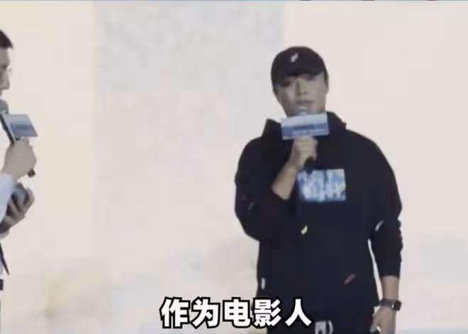 44歲陳思誠攜23歲女友回京，兩人感情穩定，此前同在海南工作度假