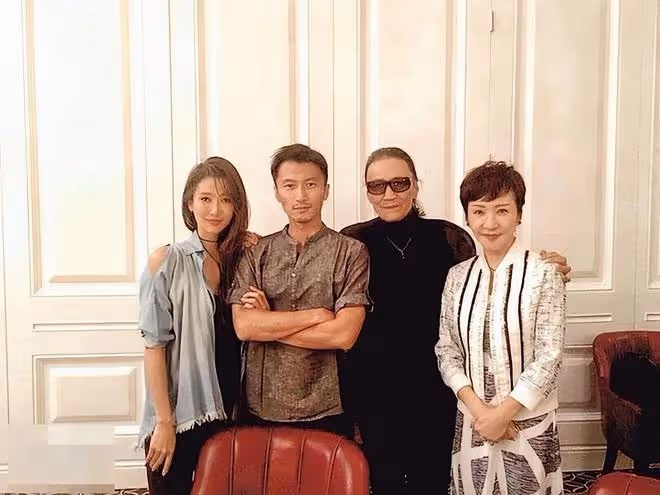 謝霆鋒全家新年聚會，謝婷婷帶女兒見舅舅，86歲謝賢罕見出鏡