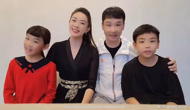 劉和剛一家四口合唱慶新年，一雙兒女像爸，妻子曾是世界小姐亞軍
