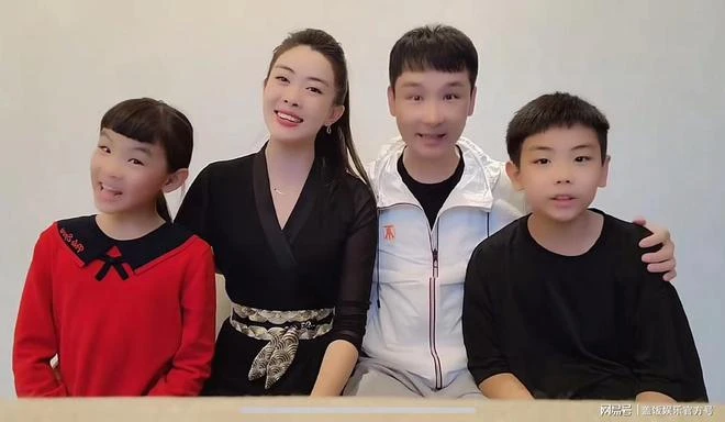 劉和剛一家四口合唱慶新年，一雙兒女像爸，妻子曾是世界小姐亞軍