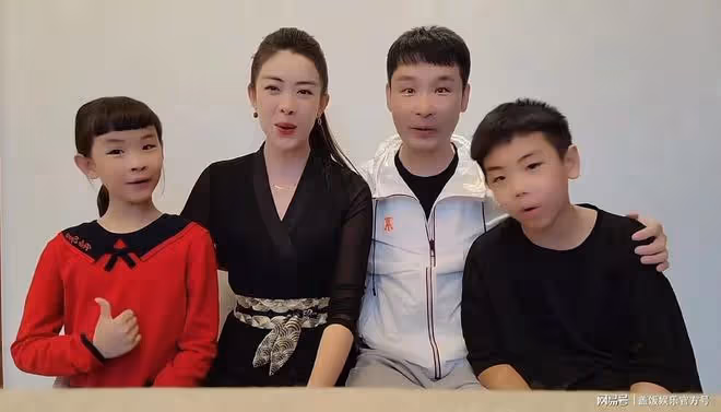 劉和剛一家四口合唱慶新年，一雙兒女像爸，妻子曾是世界小姐亞軍