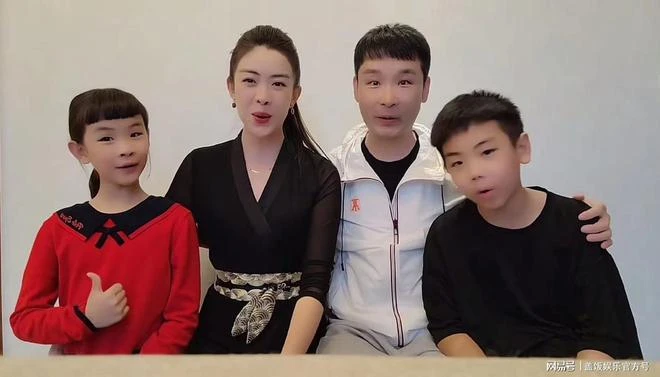 劉和剛一家四口合唱慶新年，一雙兒女像爸，妻子曾是世界小姐亞軍