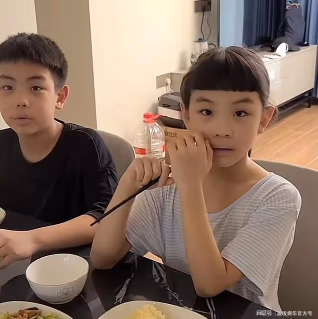 劉和剛一家四口合唱慶新年，一雙兒女像爸，妻子曾是世界小姐亞軍