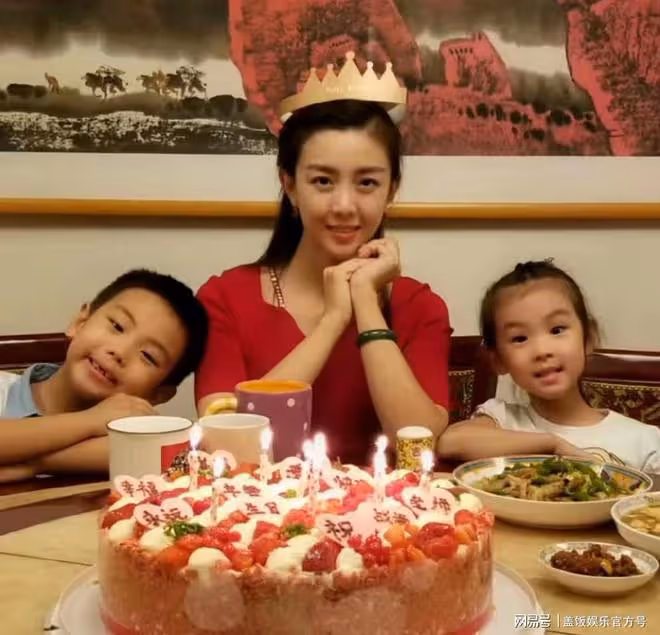 劉和剛一家四口合唱慶新年，一雙兒女像爸，妻子曾是世界小姐亞軍
